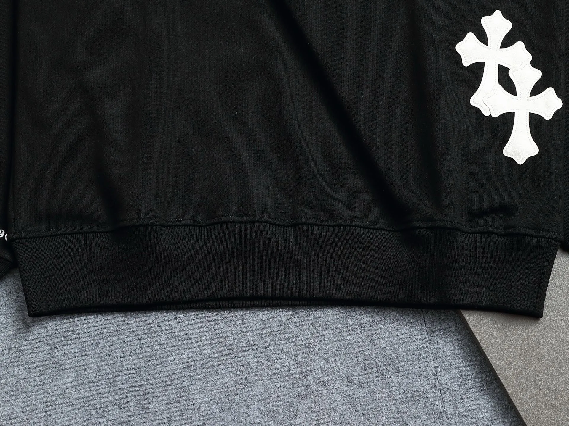 P230 Chrome hearts ch Chrome hearts cross leather embroidered round neck sweatshirt, large version, loose and stylish, low version, slim version, upper body and crotch pull, 100% commitment: top quality, not fast food, the highest version on the market, top quality, 420 grams, 26 custom-dyed double yarn cotton, same style for men and women, complete with three standards. Color: Black White Size: XS-L